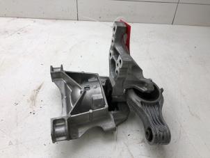 Engine mount from a Opel Vivaro 2.0 CDTI 150 2021
