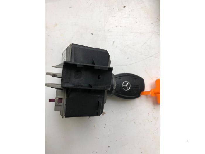 Begagnade Fjärrkontrollset Mercedes Vito (447.6) 1.6 111 CDI 16V Pris på förfrågan erbjuds av Wessel Parts & Service B.V.
