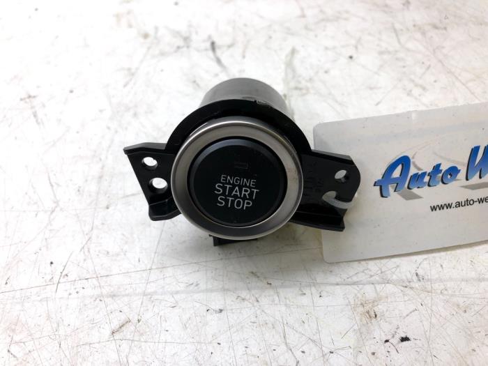 Używane Przelacznik Start/Stop Hyundai i30 (PDEB5/PDEBB/PDEBD/PDEBE) 1.0 T-GDI 12V Hybrid 48V Cena € 72,45 Procedura marży oferowane przez Wessel Parts & Service B.V.
