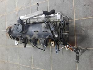 Topplock från en Mercedes-Benz A (W176) 1.5 A-160 CDI, A-160d 16V 2016