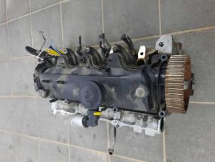 Topplock från en Mercedes-Benz A (W176) 1.5 A-160 CDI, A-160d 16V 2016