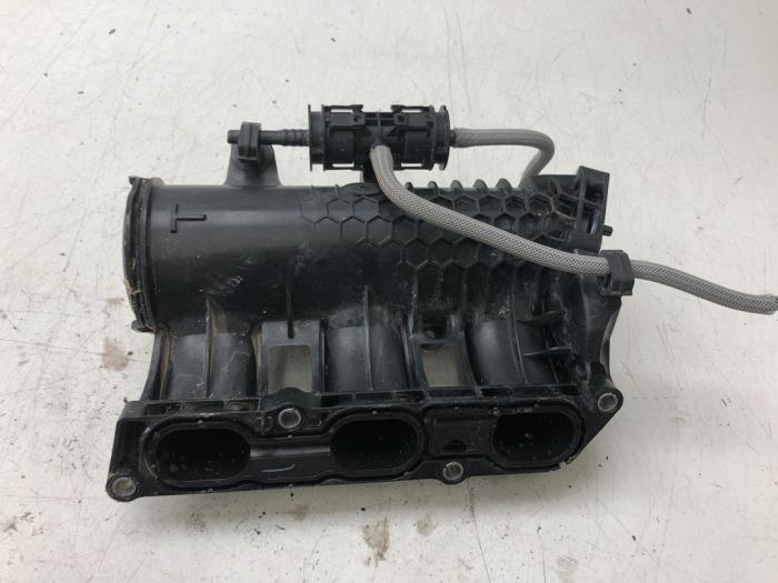 Intake manifold from a Peugeot 308 (L3/L8/LB/LH/LP) 1.2 12V e-THP PureTech 130 2019