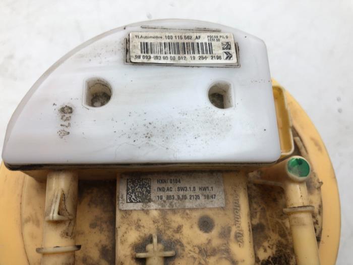 Electric fuel pump from a Opel Combo Life/Tour 1.5 CDTI 130 2019