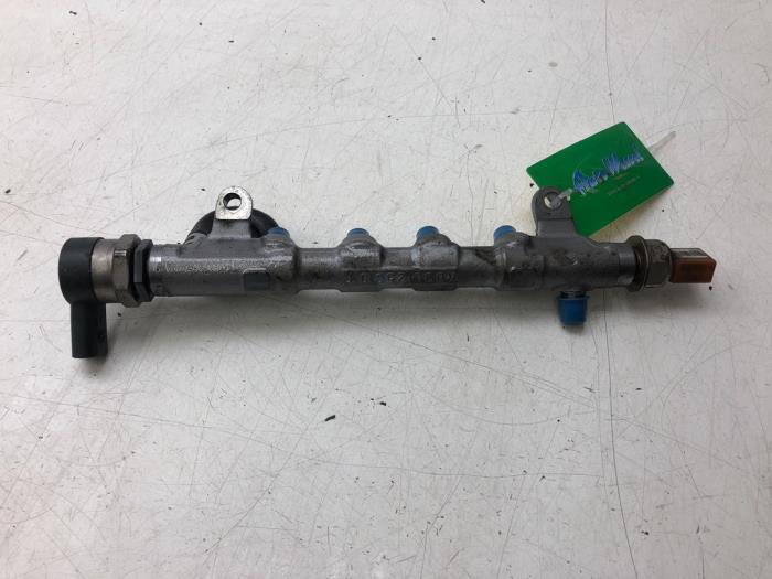 Fuel injector nozzle from a Audi A6 (C7) 2.0 TDI 16V 2012