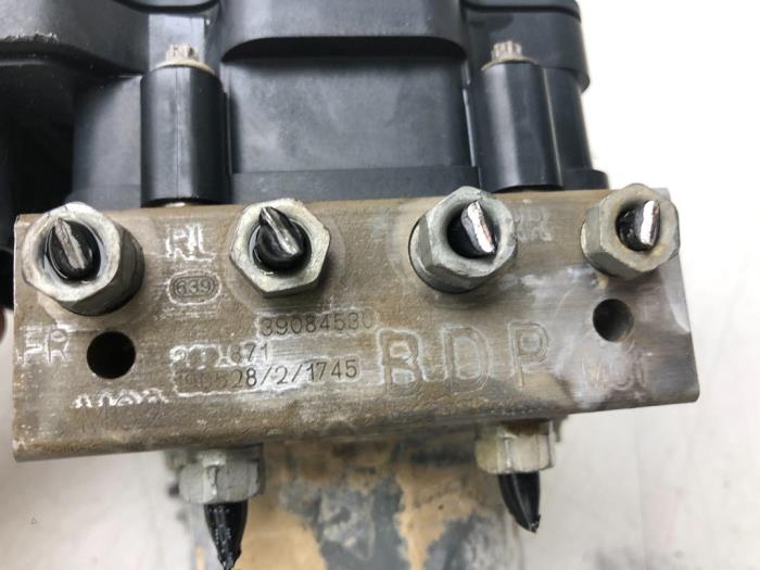 Begagnade ABS-pump Opel Corsa E 1.4 16V Pris € 51,45 Marginaltabell erbjuds av Wessel Parts & Service B.V.