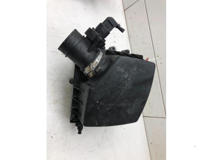 Begagnade Luftfilterhus Opel Corsa E 1.4 16V Pris € 131,25 Marginaltabell erbjuds av Wessel Parts & Service B.V.