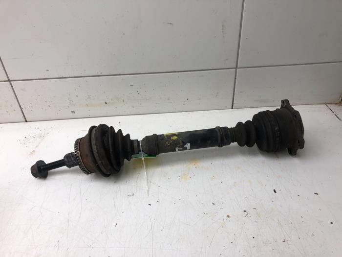 Usagé Arbre de transmission avant gauche Volkswagen Passat (3B2) 1.9 TDi 110 Prix € 26,25 Règlement à la marge proposé par Wessel Parts & Service B.V.