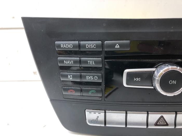 Reproductor de CD y radio de un Mercedes-Benz C (W204) 2.2 C-220 CDI 16V BlueEFFICIENCY 2013