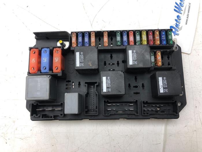 Begagnade Säkringsbox Landrover Range Rover III (LM) 3.6 TDV8 32V Pris € 51,45 Marginaltabell erbjuds av Wessel Parts & Service B.V.