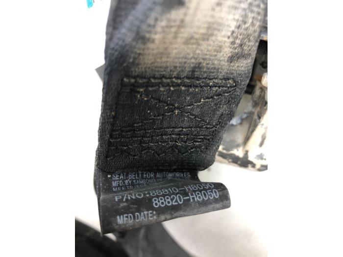 Tensor de cinturón de seguridad derecha de un Kia Rio IV (YB) 1.2 MPI 16V 2019