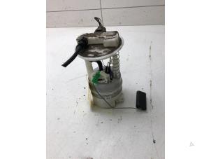 Used Electric fuel pump Renault Twingo II (CN) 1.2 16V Price € 35,00 Margin scheme offered by Autobedrijf G.H. Wessel B.V.