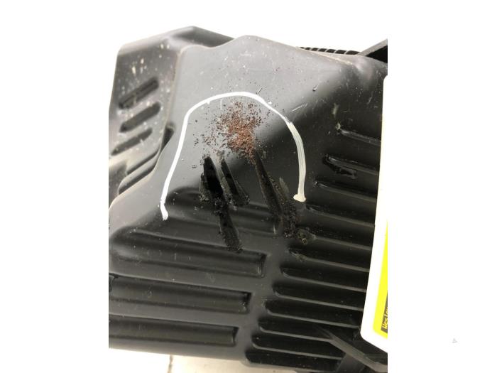 Begagnade Luftfilterhus Kia Carens IV (RP) 1.6 GDI 16V Pris på förfrågan erbjuds av Wessel Parts & Service B.V.