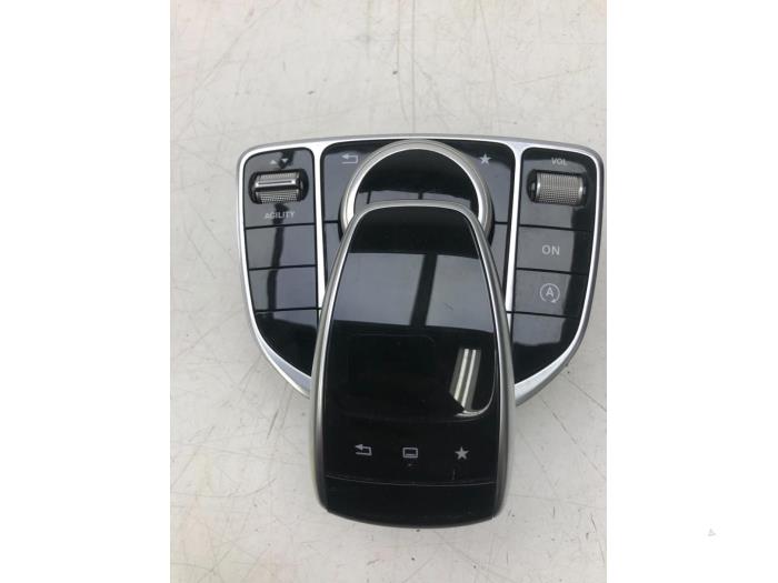 Używane Przycisk I-Drive Mercedes C (W205) C-200 2.0 CGI 16V Cena € 156,45 Procedura marży oferowane przez Wessel Parts & Service B.V.