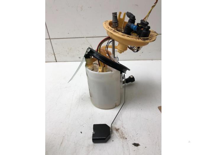 Usagé Pompe à carburant Skoda Superb (3V3) 2.0 TDI Prix sur demande proposé par Wessel Parts & Service B.V.