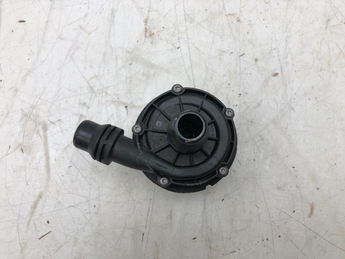Usagé Pompe à eau Mercedes B (W247) 1.3 B-250 e Turbo 16V Prix € 51,45 Règlement à la marge proposé par Wessel Parts & Service B.V.