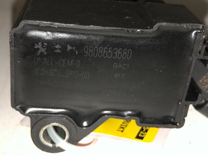 Ignition coil from a Opel Corsa F (UB/UH/UP) 1.2 Turbo 12V 100 2021
