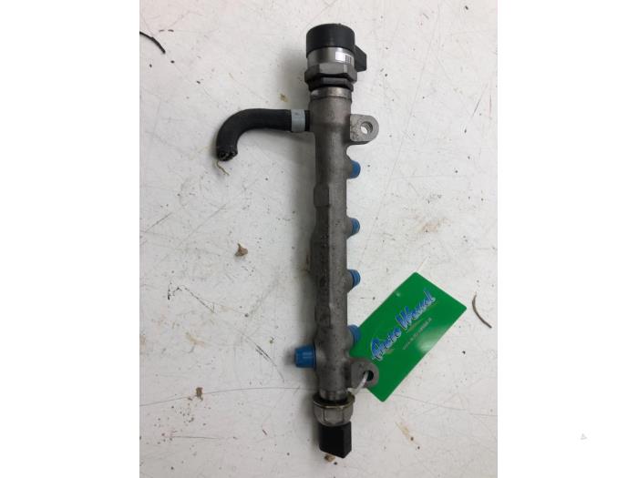 Fuel injector nozzle from a Seat Leon ST (5FF) 2.0 TDI 16V 2016