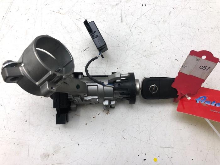 Usagé Kit télécommande Opel Corsa E 1.4 16V Bi-Fuel Prix € 40,95 Règlement à la marge proposé par Wessel Parts & Service B.V.