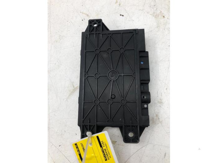 Używane Modul telefoniczny Landrover Range Rover Evoque (LVJ/LVS) 2.2 eD4 16V 5-drs. Cena € 103,95 Procedura marży oferowane przez Wessel Parts & Service B.V.