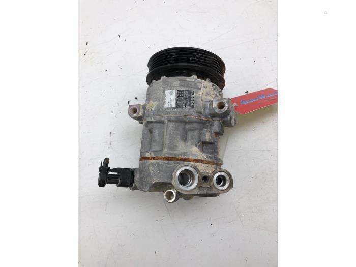 Usagé Pompe clim Opel Corsa E 1.4 16V Prix € 72,45 Règlement à la marge proposé par Wessel Parts & Service B.V.