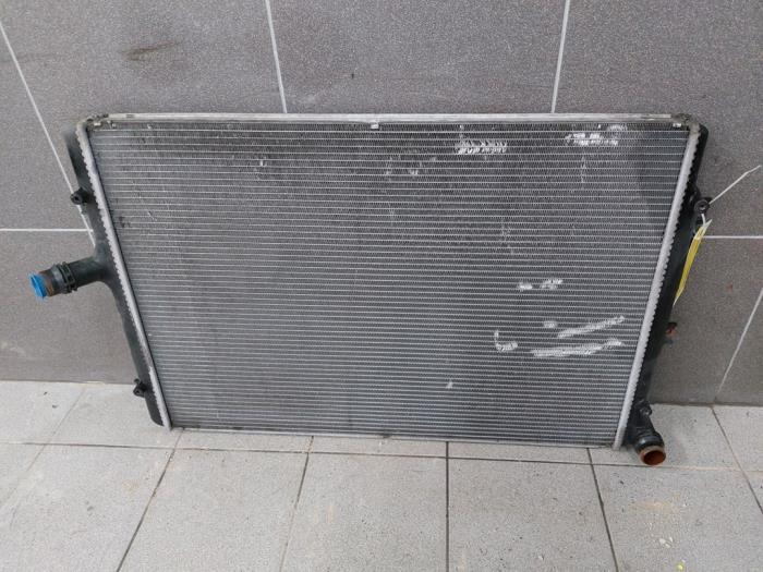 Radiateur d'un Volkswagen Passat Variant (3C5) 2.0 TDI 16V 170 2008