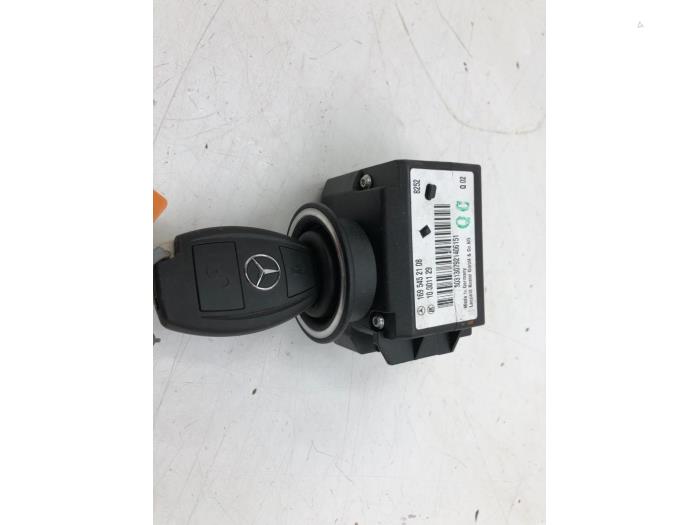 Remote control kit from a Mercedes-Benz A (W169) 2.0 A-180 CDI 16V 2008
