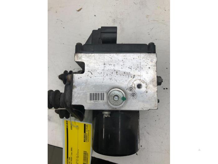 Begagnade ABS-pump Volkswagen Passat Variant (3C5) 2.0 TDI 16V 170 Pris € 103,95 Marginaltabell erbjuds av Wessel Parts & Service B.V.