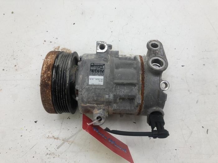 Usagé Pompe clim Opel Corsa E 1.4 16V Prix € 72,45 Règlement à la marge proposé par Wessel Parts & Service B.V.
