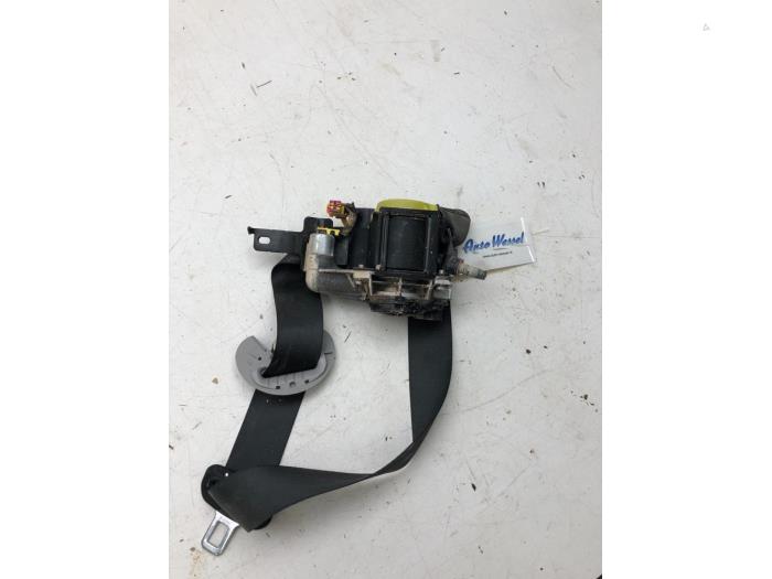Tensor de cinturón de seguridad derecha de un Kia Stonic (YB) 1.0i T-GDi 12V 2019
