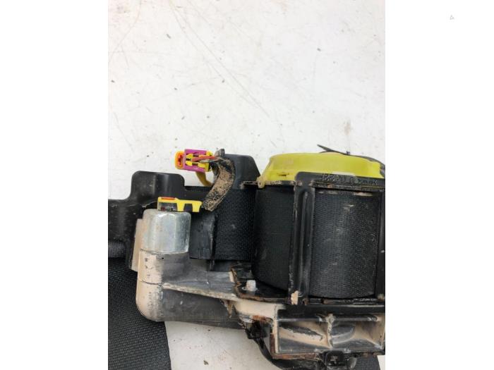 Seatbelt tensioner, right from a Kia Stonic (YB) 1.0i T-GDi 12V 2019