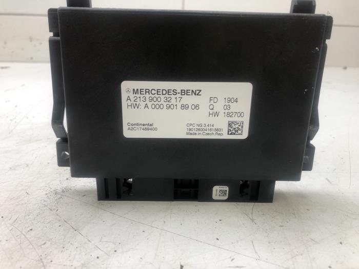 Ordinateur réservoir automatique d'un Mercedes-Benz E (W213) E-220d 2.0 Turbo 16V 2019