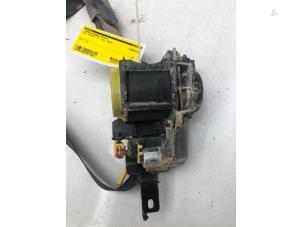 Used Seatbelt tensioner, right Kia Stonic (YB) 1.2 MPI 16V Price on request offered by Autobedrijf G.H. Wessel B.V.