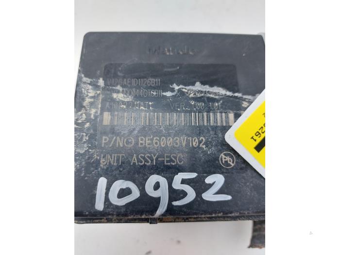 Pompe ABS d'un Kia Rio IV (YB) 1.0i T-GDi 100 12V 2019
