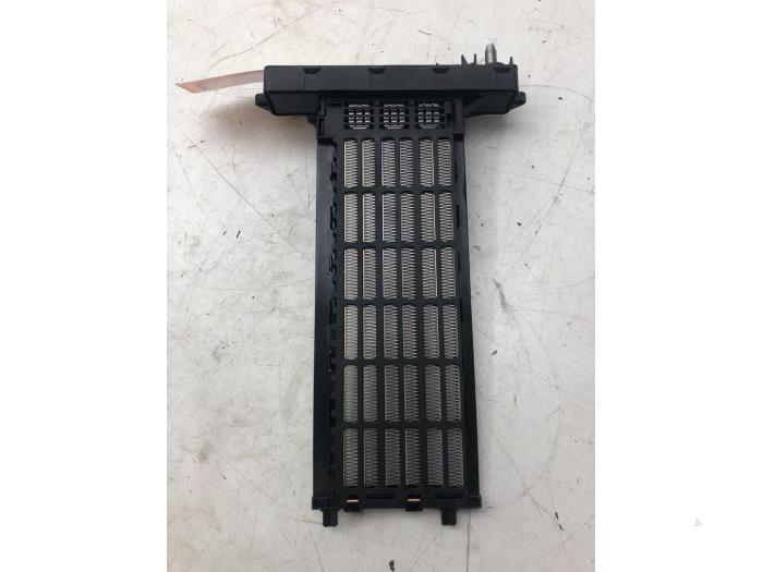 Begagnade Värmeelement Mercedes EQV 300 Pris € 61,95 Marginaltabell erbjuds av Wessel Parts & Service B.V.