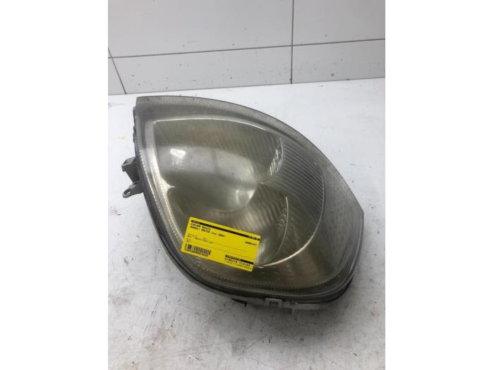 Używane Reflektor prawy Renault Mascott 160.35 Cena € 40,95 Procedura marży oferowane przez Wessel Parts & Service B.V.