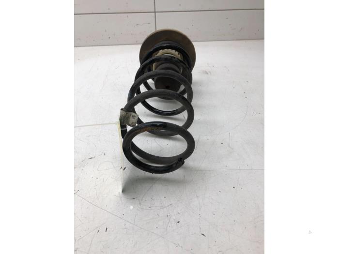 Rear coil spring from a Volkswagen Caddy Combi V (SBB/SBJ) 2.0 TDI BlueMotionTechnology 2020