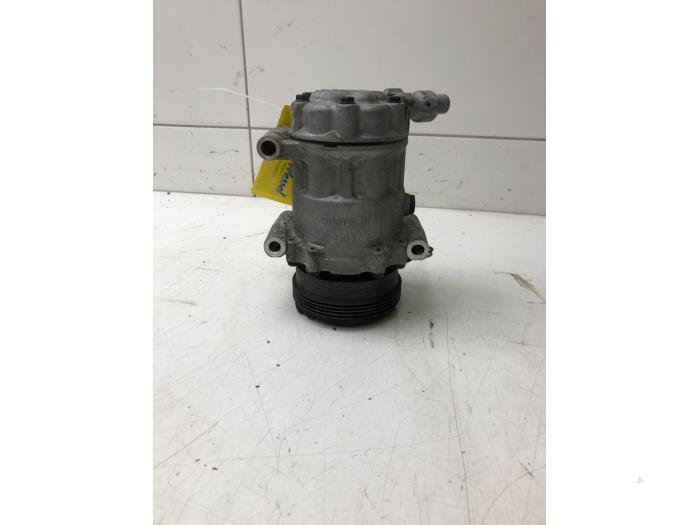 Usagé Pompe clim Renault Clio II (BB/CB) 1.2 16V Prix € 51,45 Règlement à la marge proposé par Wessel Parts & Service B.V.