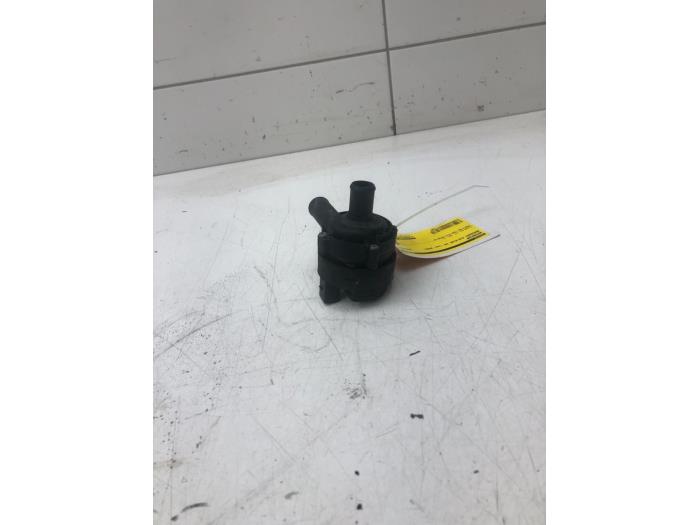 Usagé Pompe à eau Mercedes GLB (247.6) 1.3 GLB-200 Turbo 16V Prix € 51,45 Règlement à la marge proposé par Wessel Parts & Service B.V.