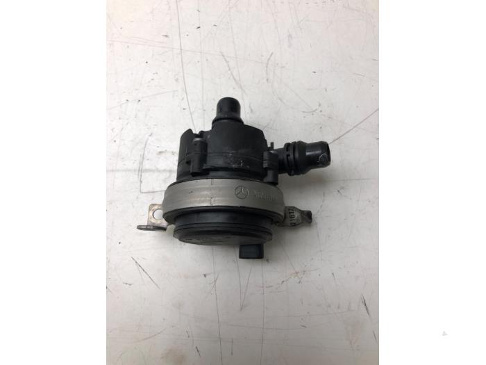 Używane Pompa wodna Mercedes GLC (X253) 2.0 C-220d 16V 4-Matic Cena € 61,95 Procedura marży oferowane przez Wessel Parts & Service B.V.