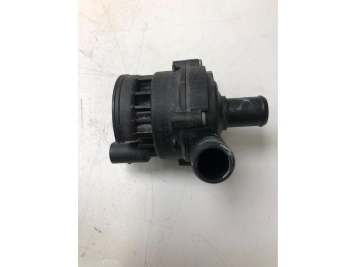 Używane Pompa wodna Mercedes GLC (X253) 2.0 C-220d 16V 4-Matic Cena € 36,75 Procedura marży oferowane przez Wessel Parts & Service B.V.