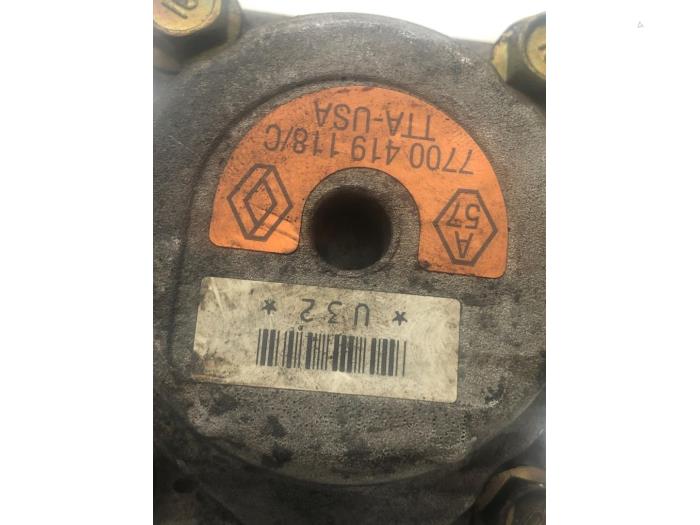 Usagé Pompe de direction Renault Clio II (BB/CB) 1.2 Prix € 40,95 Règlement à la marge proposé par Wessel Parts & Service B.V.