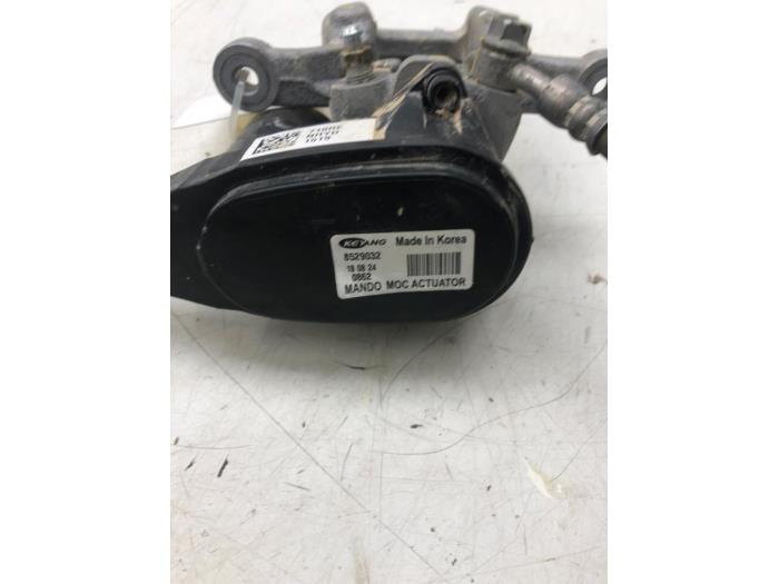 Rear brake calliper, right from a Kia Sportage (QL) 1.6 GDI 16V 4x2 2019