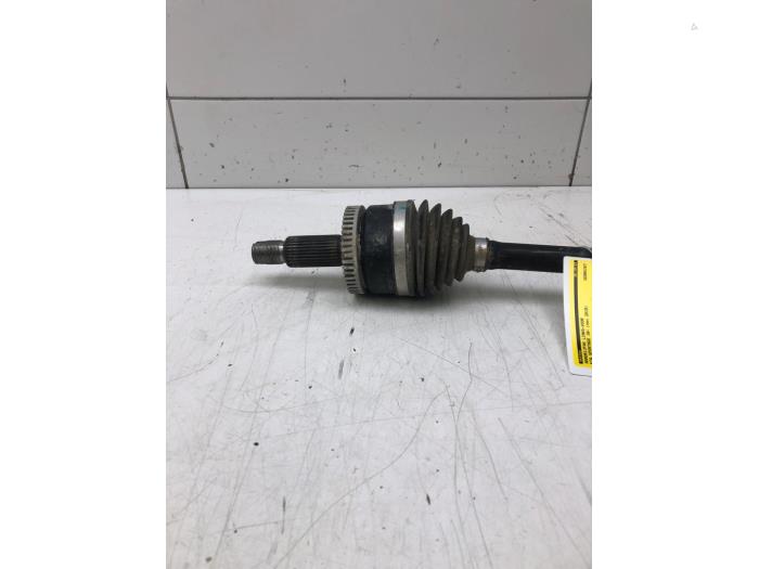 Front drive shaft, left from a Kia Sportage (QL) 1.6 GDI 16V 4x2 2019
