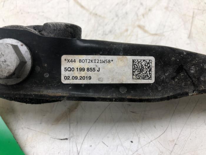 Used Engine mount Skoda Superb (3V3) 2.0 TDI Price € 30,45 Margin scheme offered by Wessel Parts & Service B.V.