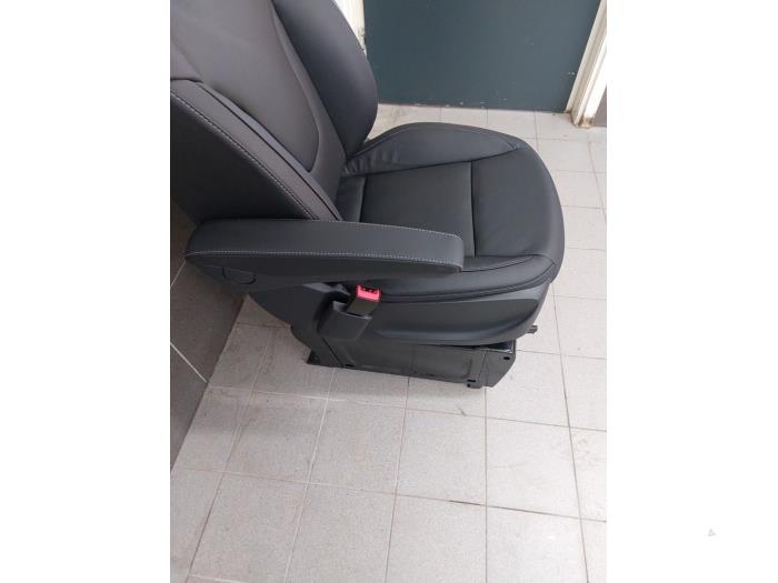 Fotel lewy z Mercedes-Benz EQV EQV 300 2021