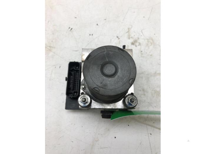 Usagé Bloc ABS Audi A4 Avant (B7) 2.0 TDI 16V Prix € 93,45 Règlement à la marge proposé par Wessel Parts & Service B.V.