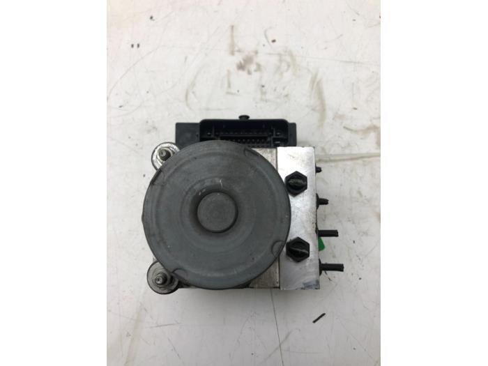Używane Pompa ABS Audi RS 4 (B7) RS4 4.2 V8 40V Cena € 198,45 Procedura marży oferowane przez Wessel Parts & Service B.V.