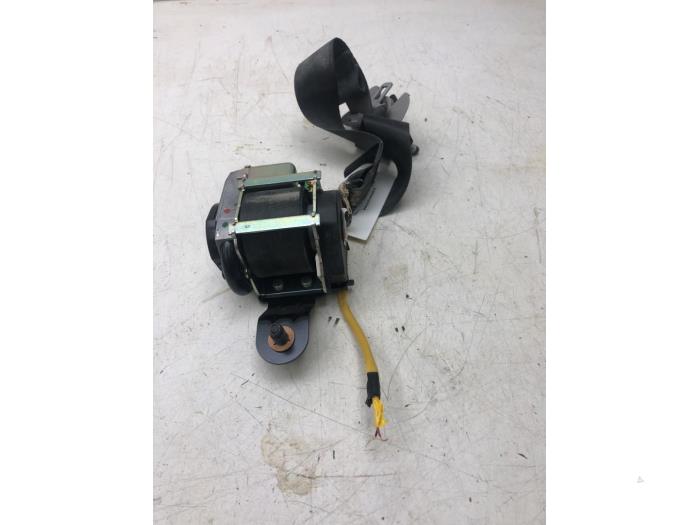Rear seatbelt tensioner, left from a Kia Sportage (QL) 1.6 GDI 16V 4x2 2019
