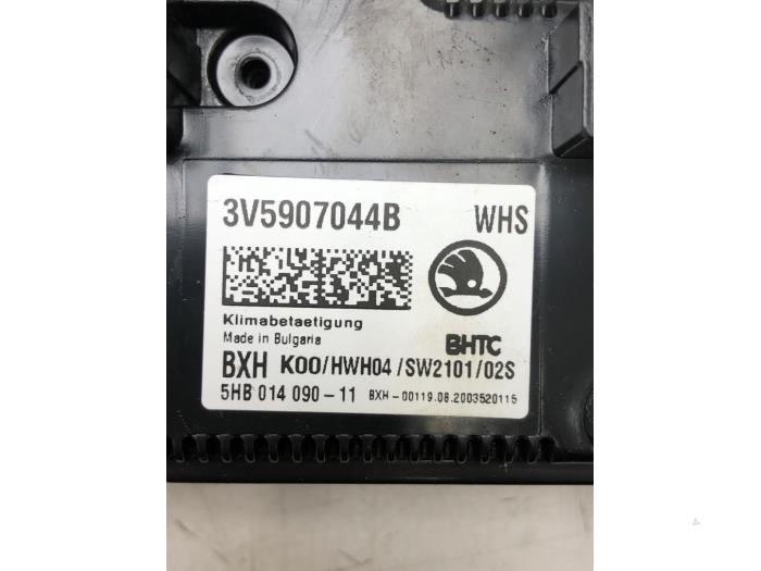 Heater control panel from a Skoda Superb Combi (3V5) 1.4 TSI iV 16V 2020