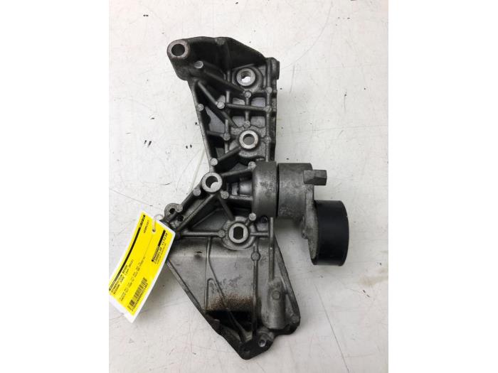 Usagé Support dynamo haut Nissan Juke (F15) 1.5 dCi Prix € 51,45 Règlement à la marge proposé par Wessel Parts & Service B.V.